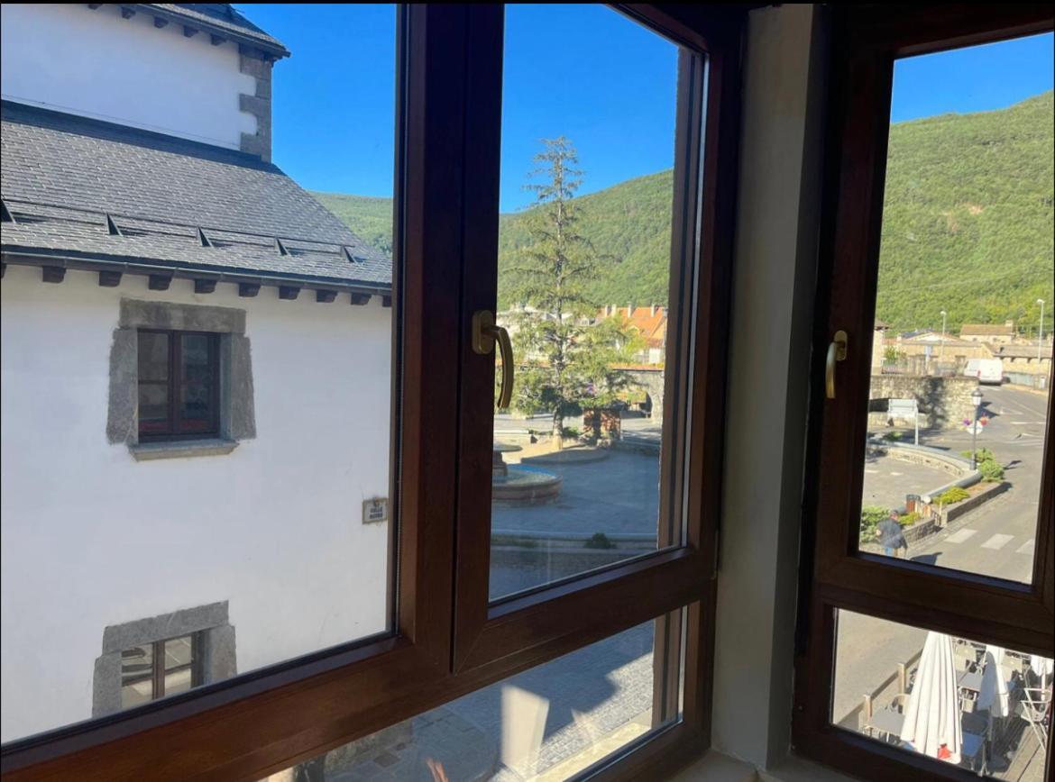 Biescas Suites Bagian luar foto